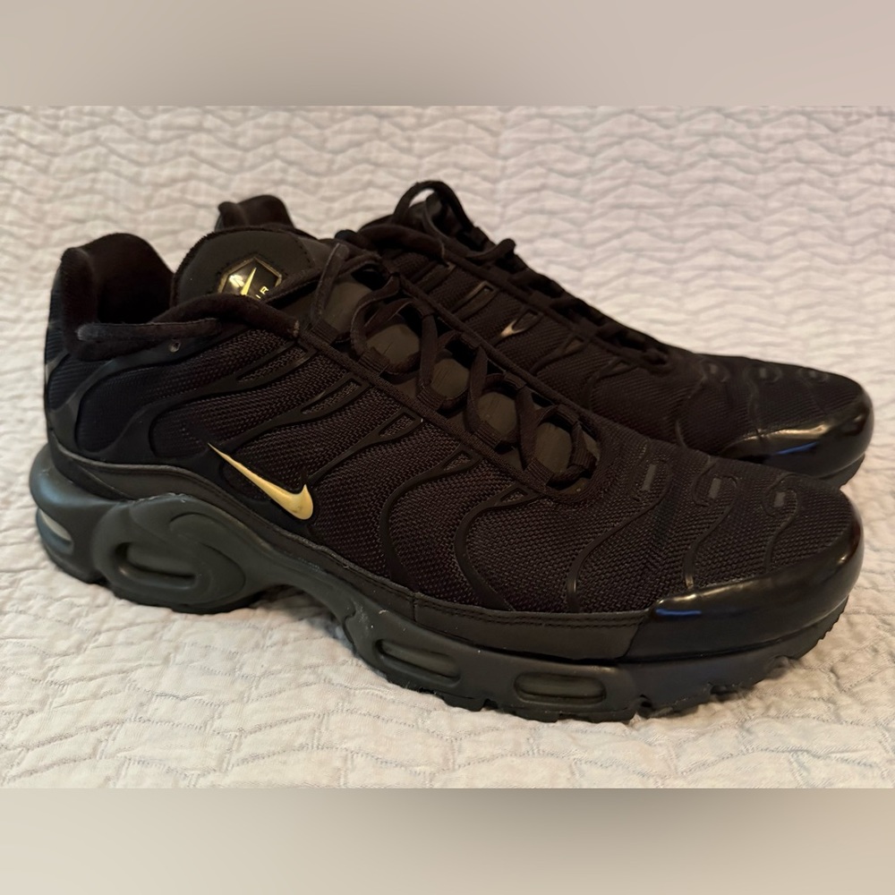 Nike Men’s Black Sneakers with Gold Swoosh
